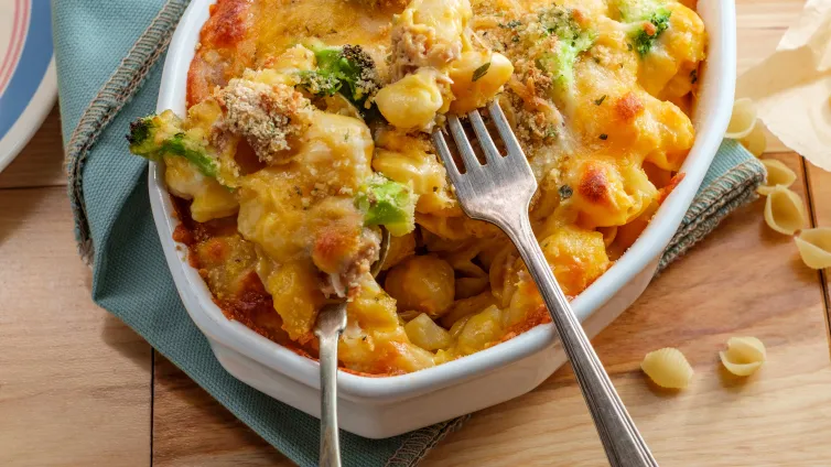 Thunfischauflauf mit Penne und Brokkoli, fertig gebacken und servierbereit