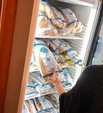 Tiefkühlgebäck im Kühlschrank, bereit für die Lieferung