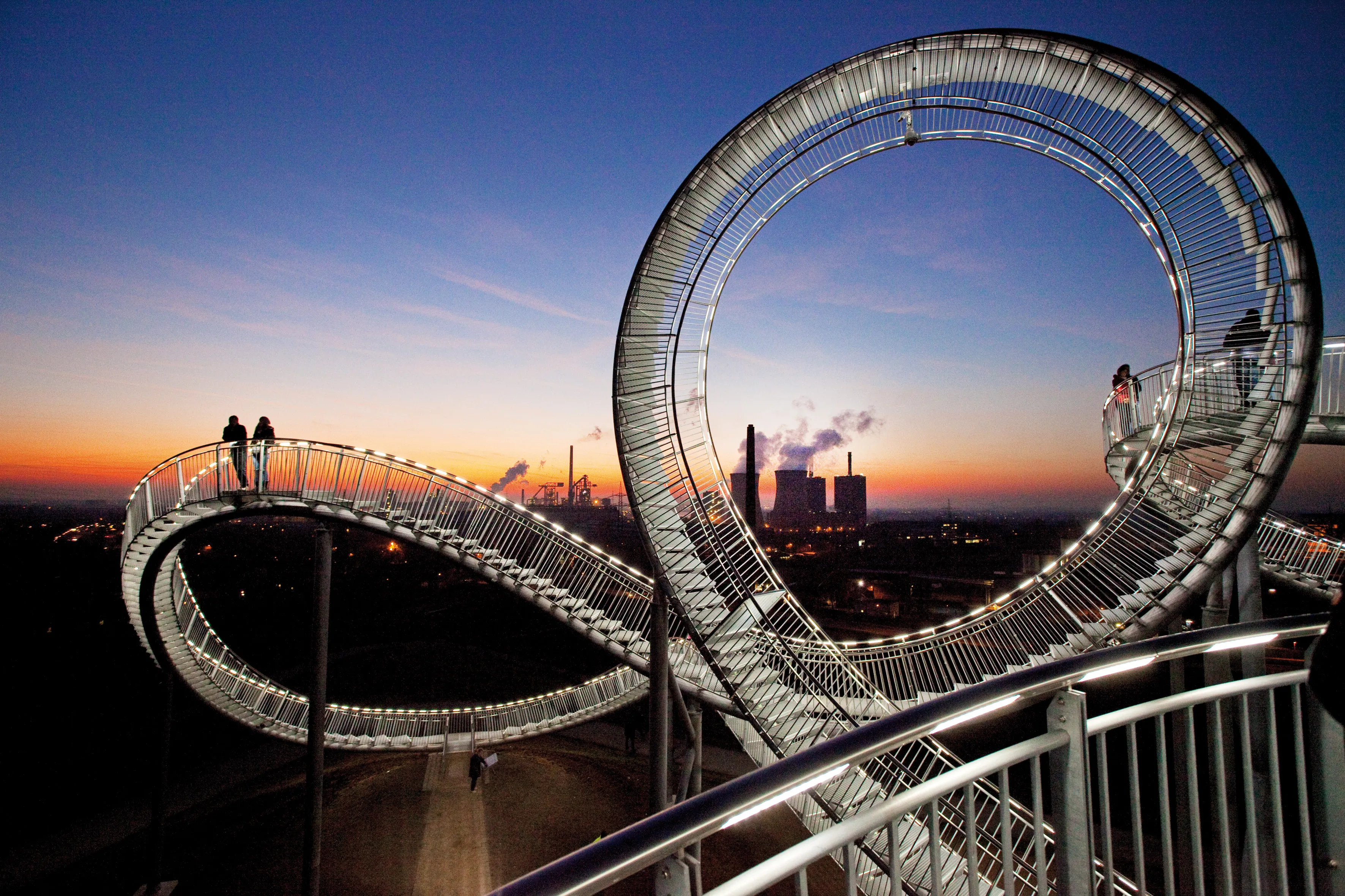 Tiger &amp; Turtle - Magic Mountain in Duisburg, eine begehbare Achterbahn