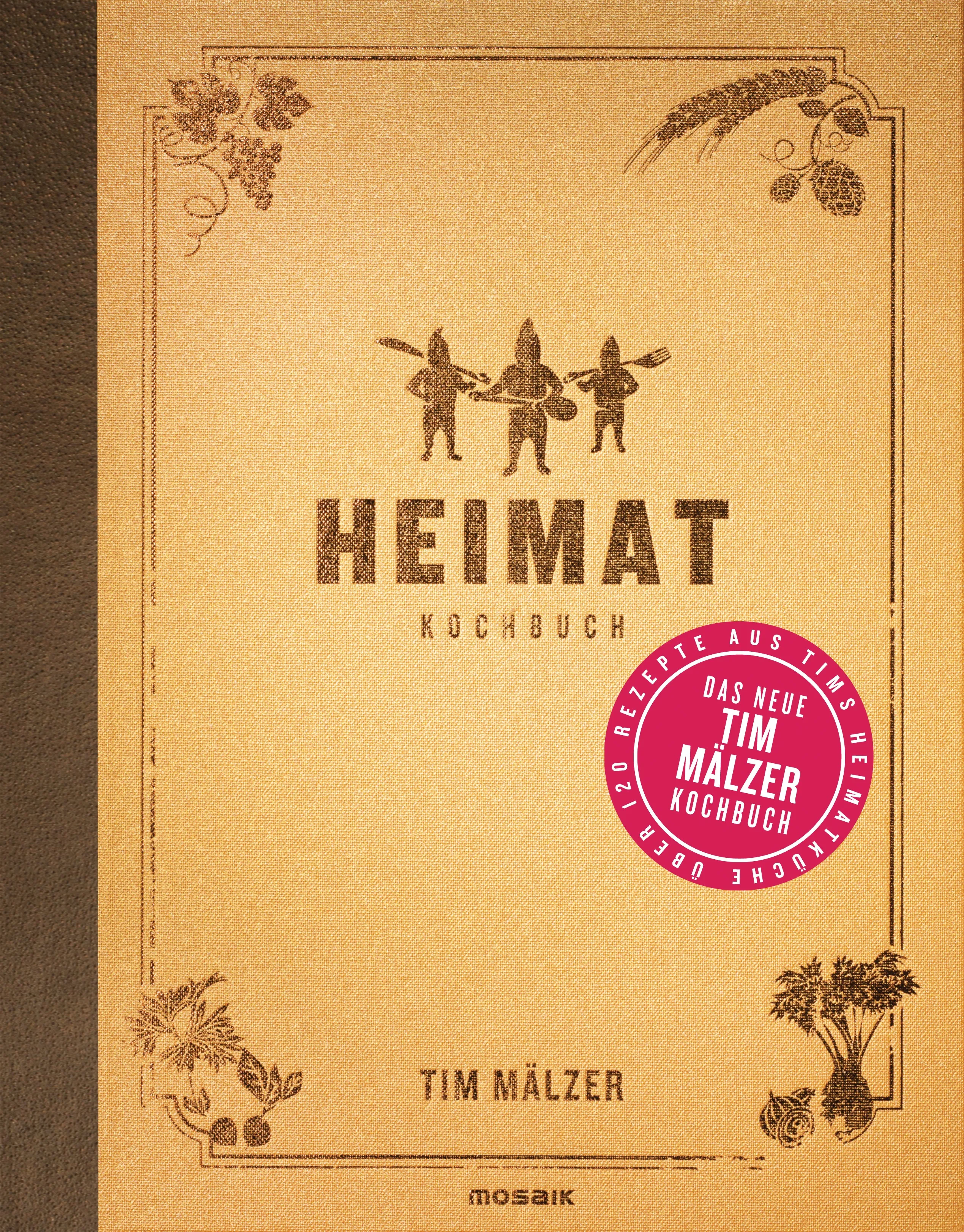 Tim Mälzer vor einem Regal mit seinem Kochbuch "Heimat"