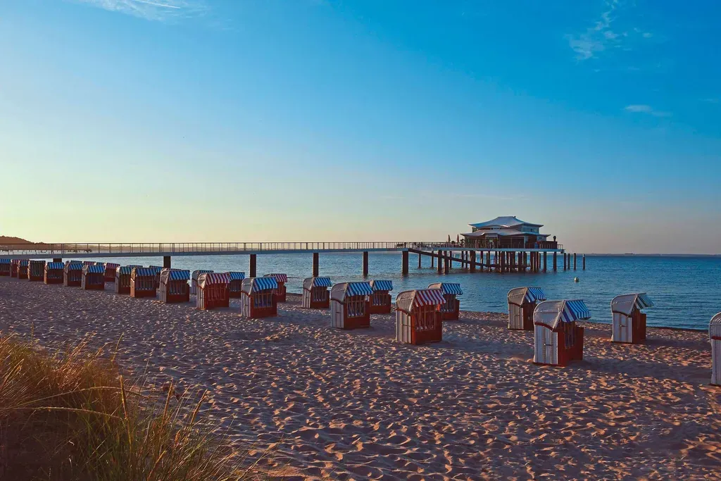 Timmendorfer Strand mit Strandkörben bei Sonnenuntergang