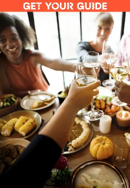 Tisch im Restaurant Gruppe von Personen beim Essen und Prosten