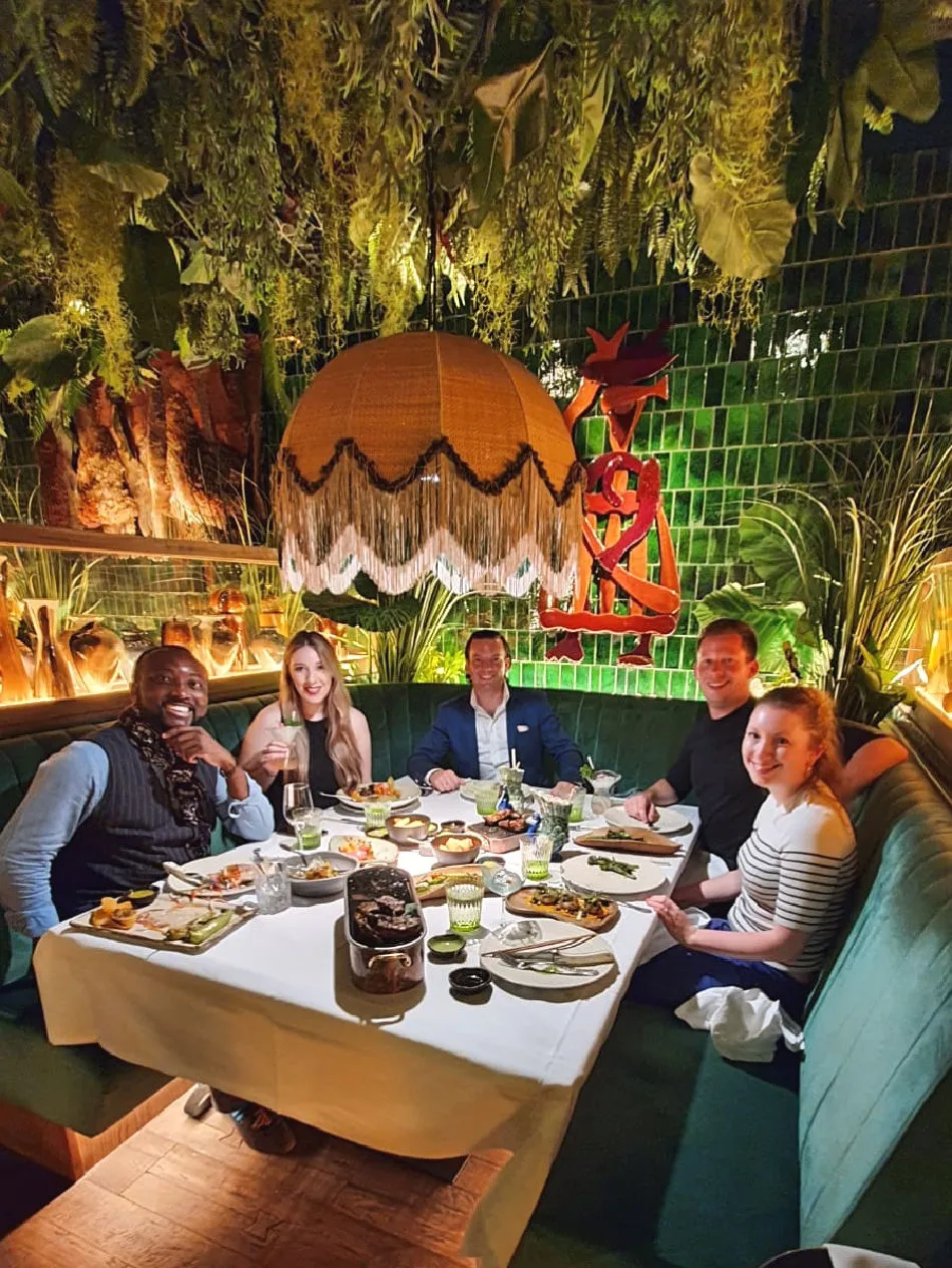 Tisch voller Hauptgerichte und Beilagen, darunter Fleisch- und Fischgerichte sowie Gemüse