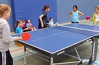 Tischtennis Schläger und Ball auf dem Tisch