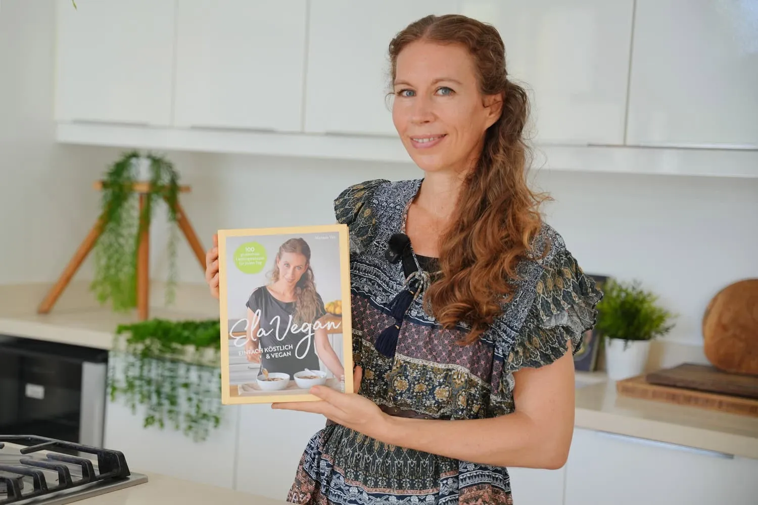 Titelbild des Elavegan Kochbuchs mit Porträt der Autorin, ideal für vegane Karotten-Rezepte