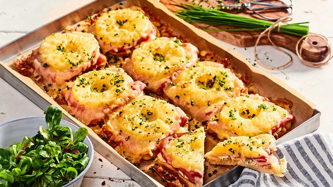 Toast Hawaii vom Blech Rezept - Foto: LECKER @ Bauer Media Group