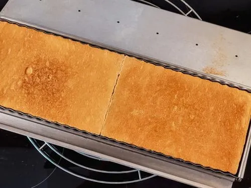 Toastbrot im verschlossenen Backtopf im Ofen, für eine gleichmäßige Bräunung und perfekte Textur nach deutscher Backkunst