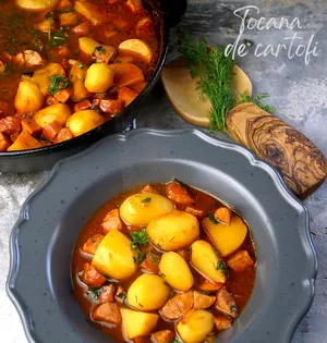 Tocana de Cartofi: Aromatischer rumänischer Kartoffeltopf mit viel Geschmack