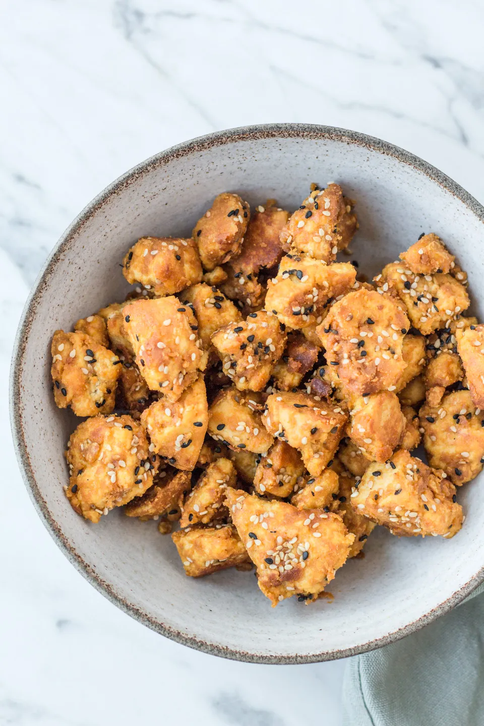 Tofu in einer Schüssel mit Reis und Gemüse