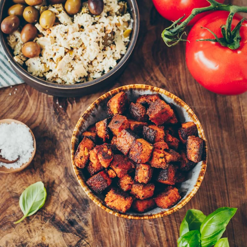 Tofu Olive zerkrümelt als Zutat in einem frischen Panzanella Salat