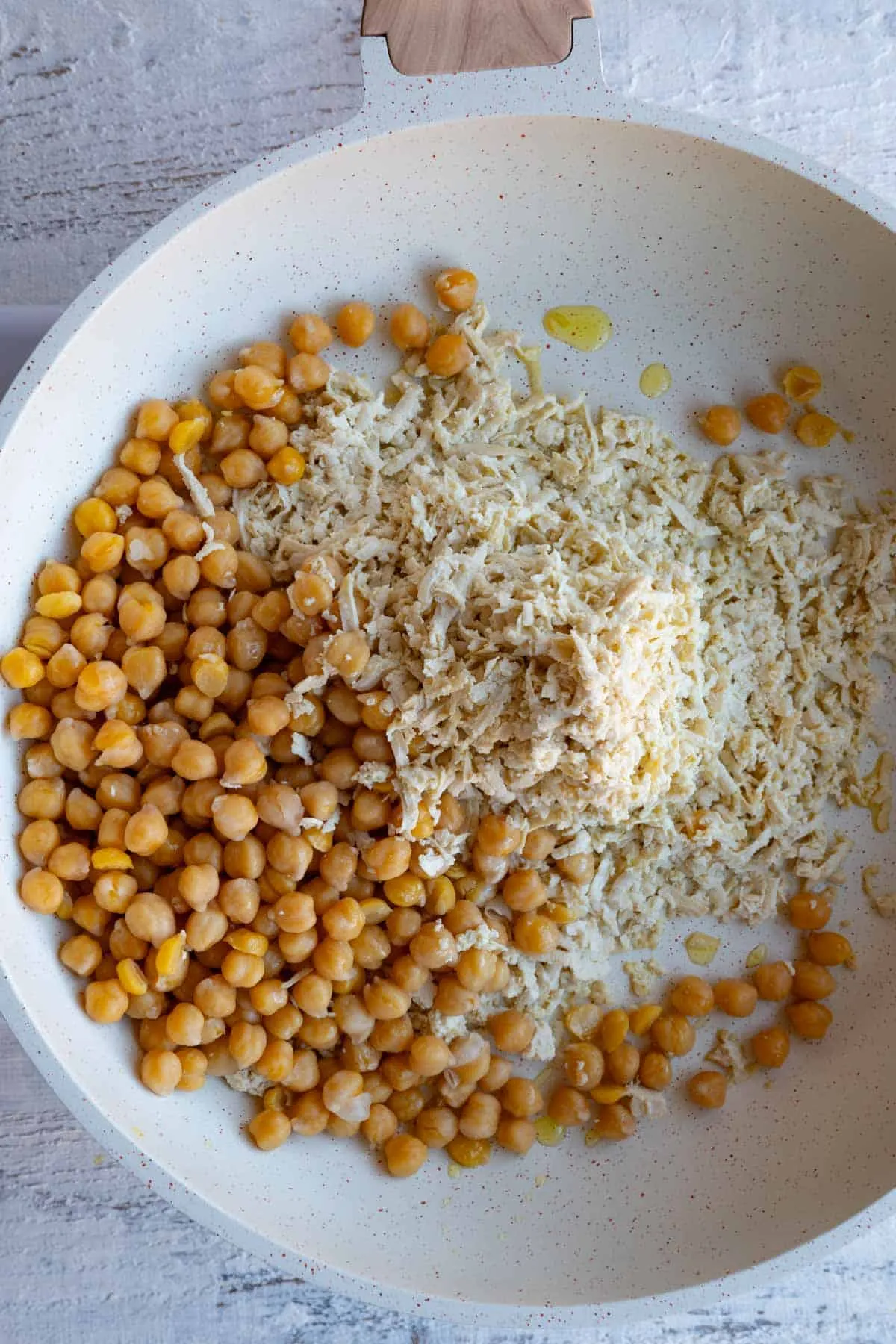 Tofu und Kichererbsen braten in einer Pfanne, vorbereitet für vegetarische Wraps.