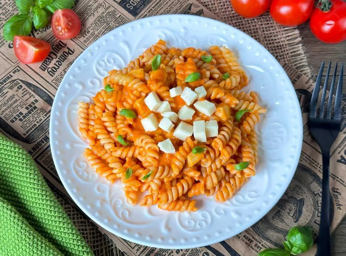 Tomate Mozzarella Soße: Eine schnelle und frische Pastasauce