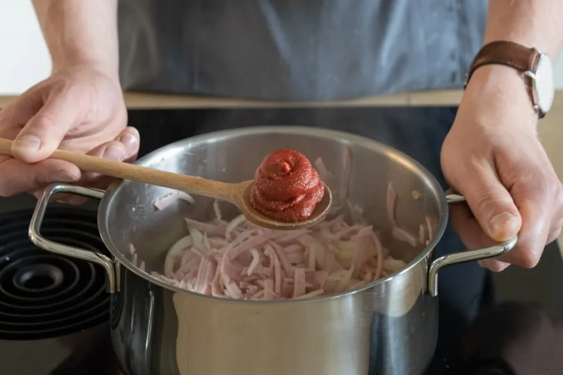Tomatenmark für eine aromatische Soljanka anschwitzen