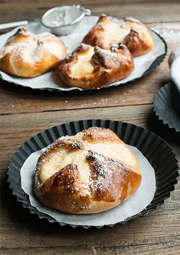 Topfengolatschen auf einem Backblech