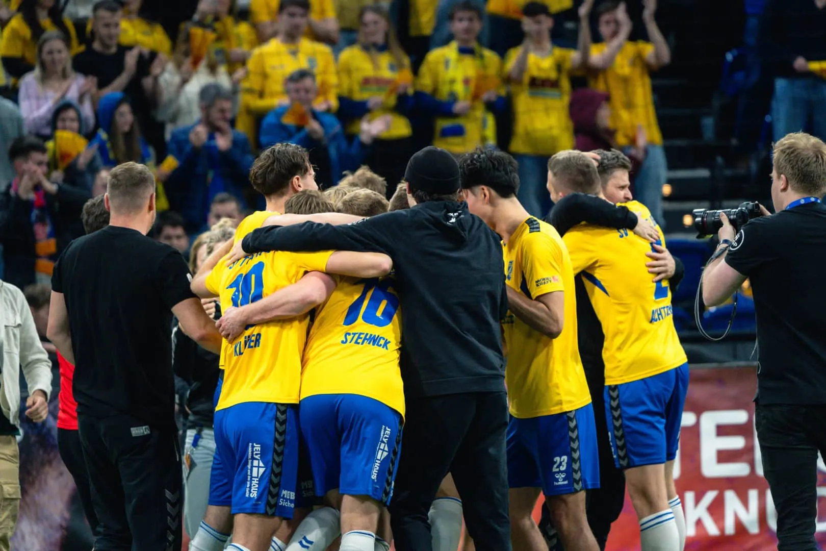 Torhüter Fabian Landvoigt vom SV Todesfelde nach seinem Traumtor im Halbfinale des Hallenmasters