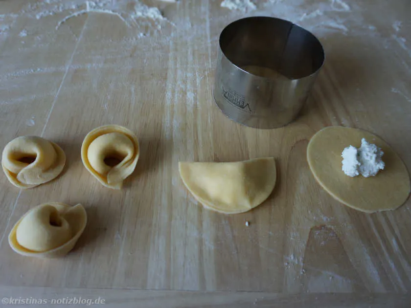 Tortellini füllen und formen