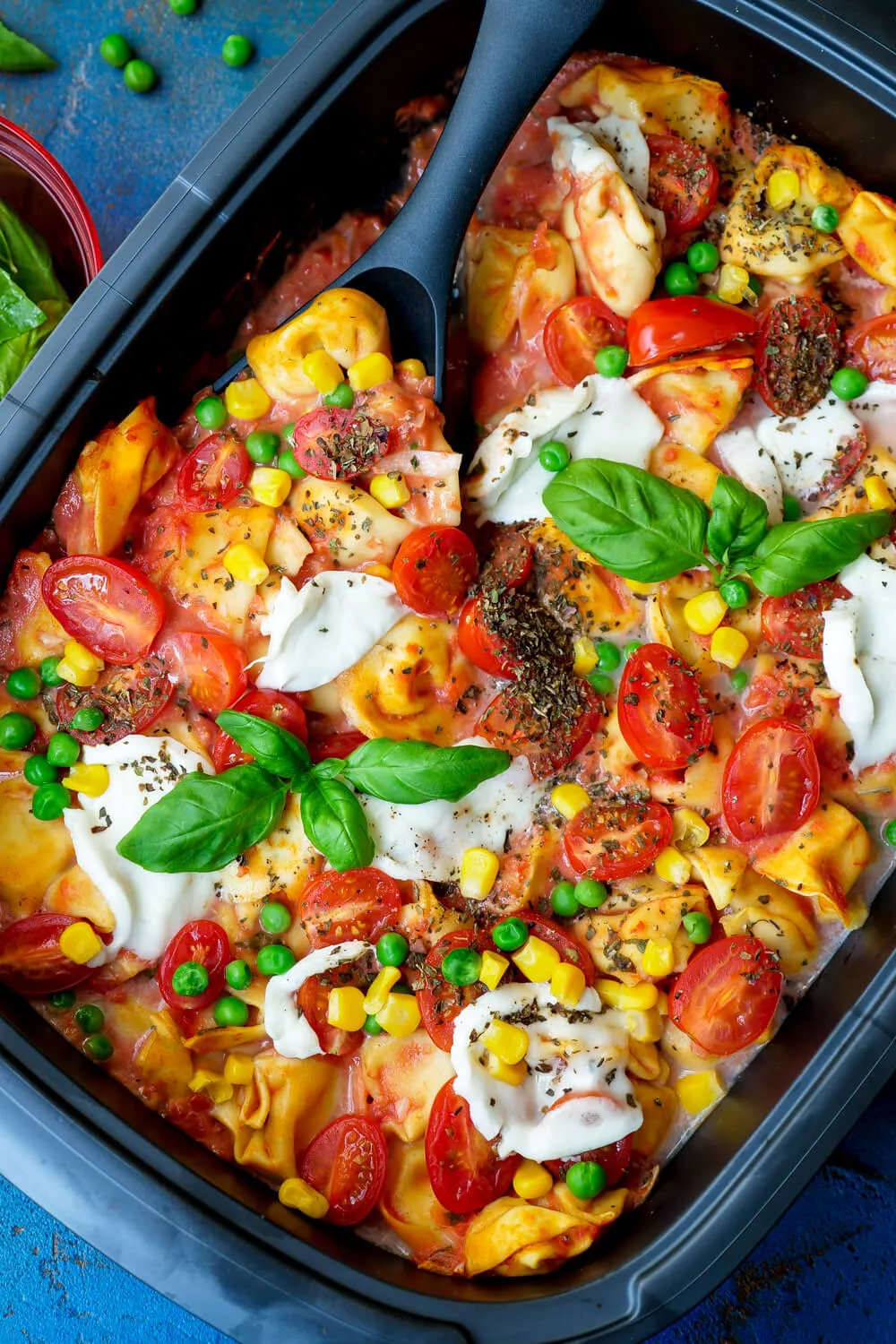 Tortelliniauflauf mit Tomatensauce, Mais, Erbsen, Tomaten und Mozzarella