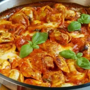 Tortelloni Auflauf mit Tomate und Mozzarella in Ofenform