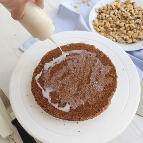 Tortenböden mit Vanillemilch tränken für einen saftigen Krümelmonster Geburtstagskuchen