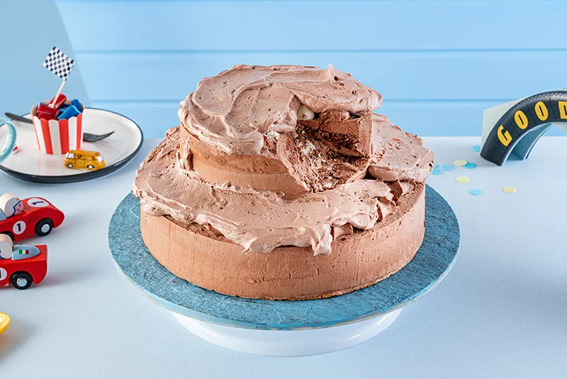 Tortencreme gleichmäßig auf den Kuchen auftragen