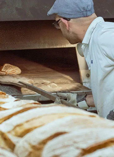 Traditionelle Bäckereiumgebung mit Backöfen und Teigbehältern
