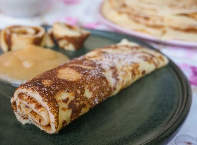 Traditionelle Buttermilchplinsen nach Lausitzer Art