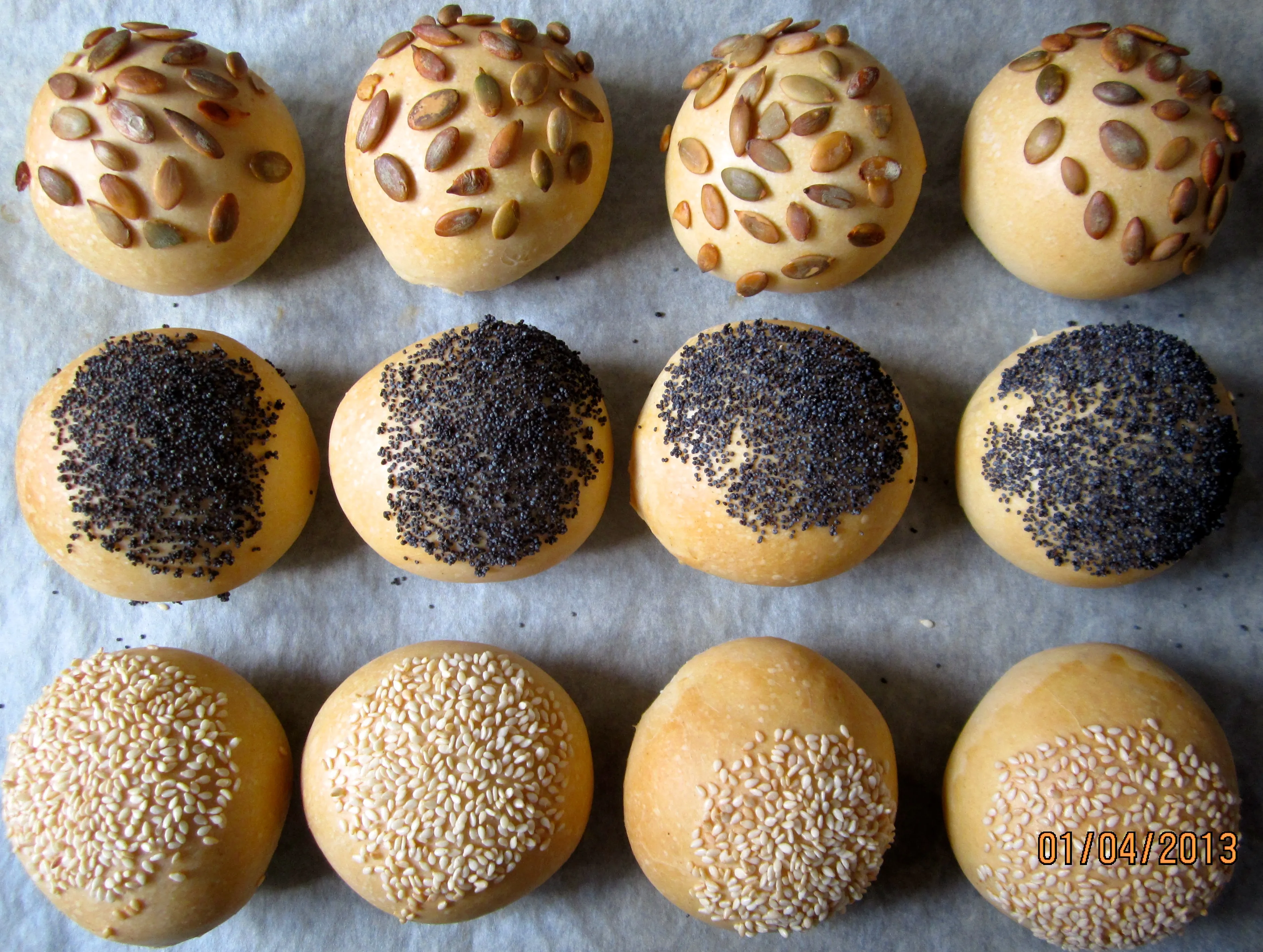 Traditionelle deutsche Weizenbrötchen mit goldbrauner Kruste, deren Textur das Backen in Amerika herausfordert