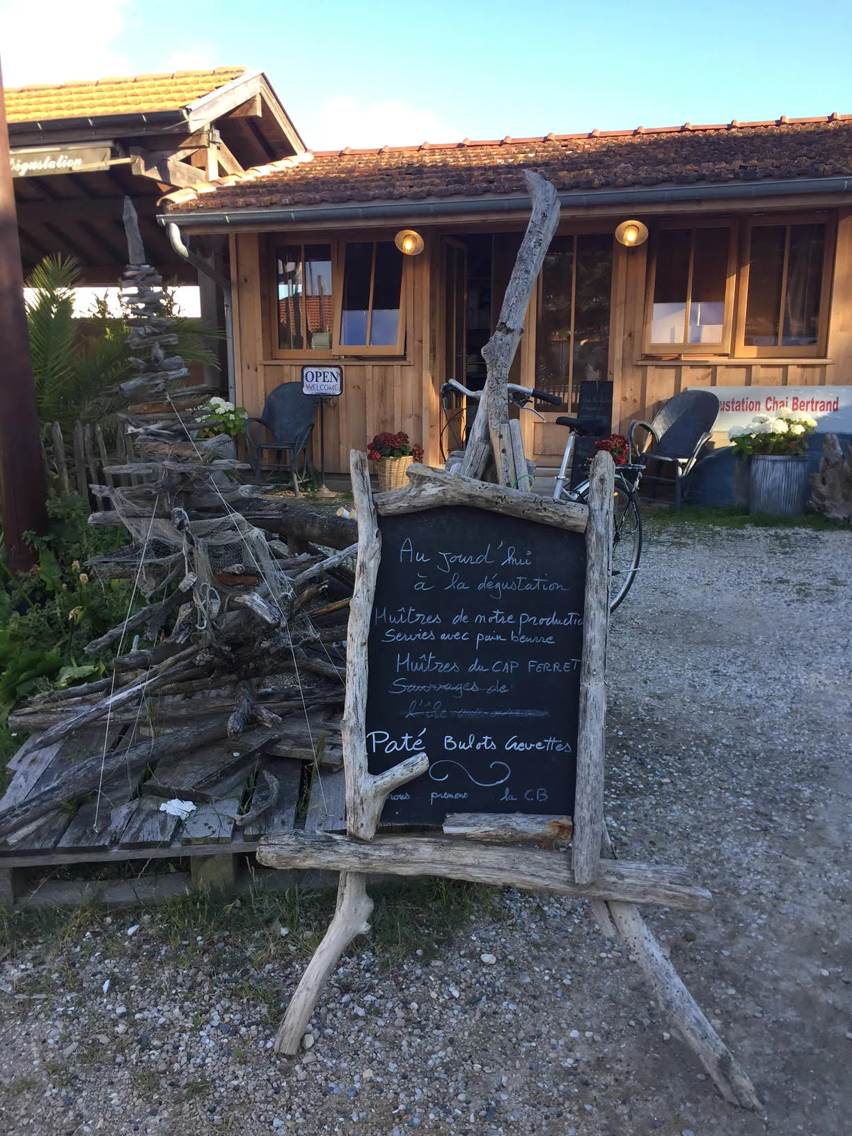 Traditionelle Hütte am Wasser, ein Symbol für die Beständigkeit deutscher Brauereien.