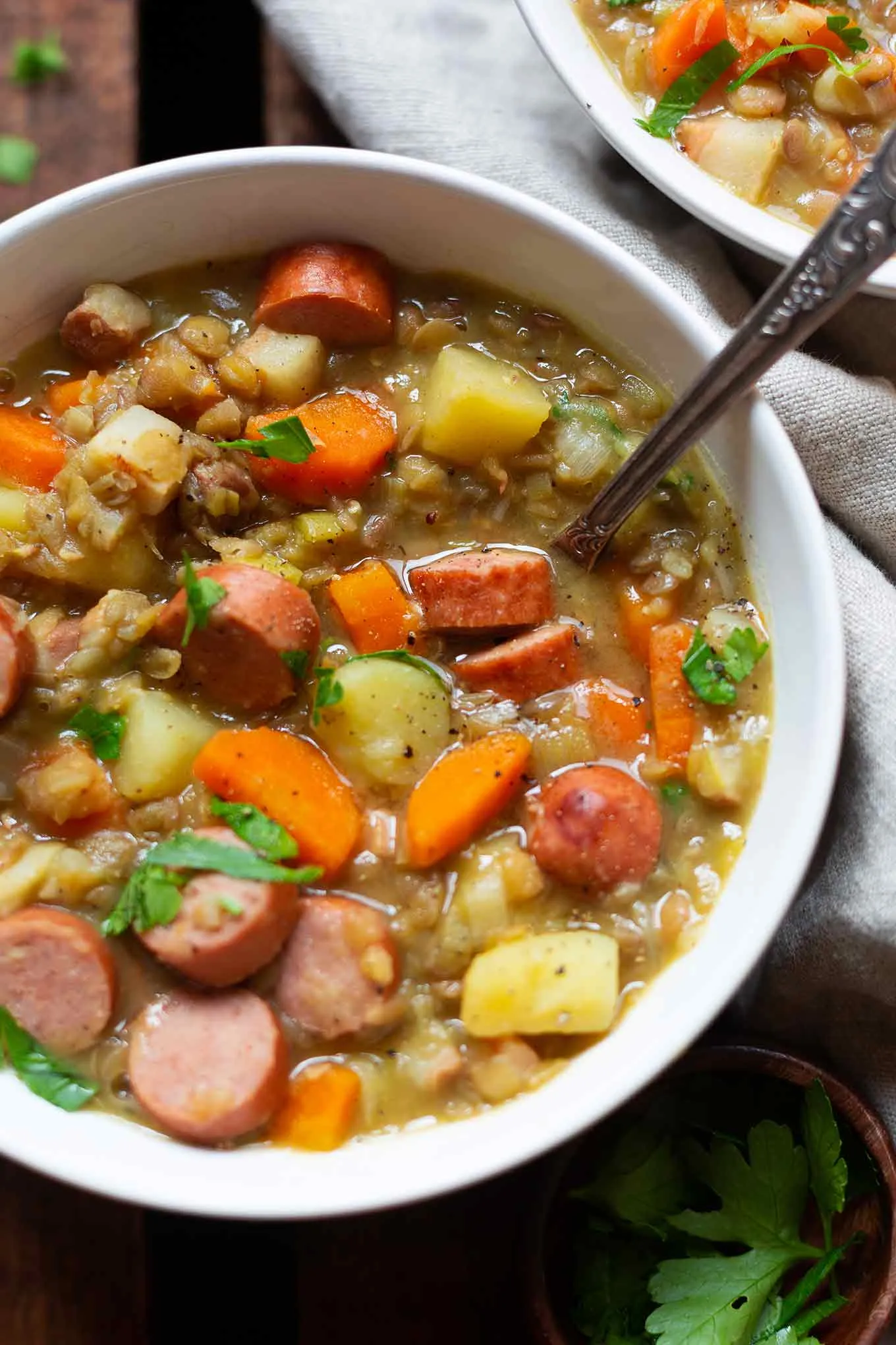 Traditionelle Linsensuppe mit Würstchen, ein wärmendes deutsches Hausmannskost-Gericht