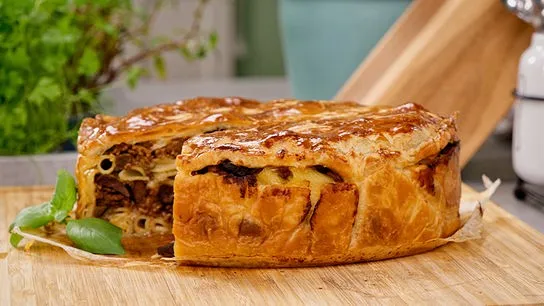 Traditionelle maltesische Timpana, ein gebackenes Nudelgericht