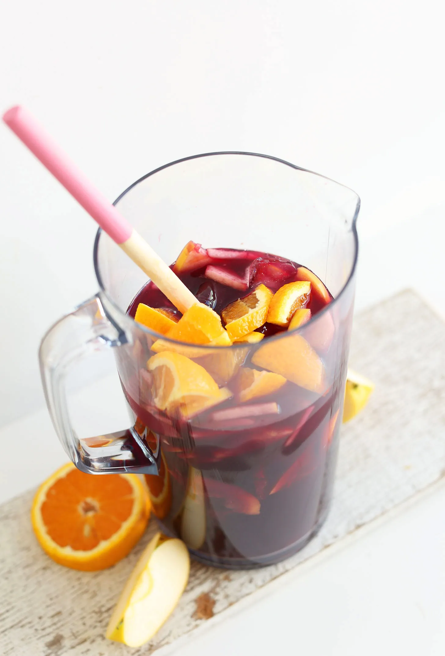 Traditionelle rote Sangria mit Orangenscheiben garniert