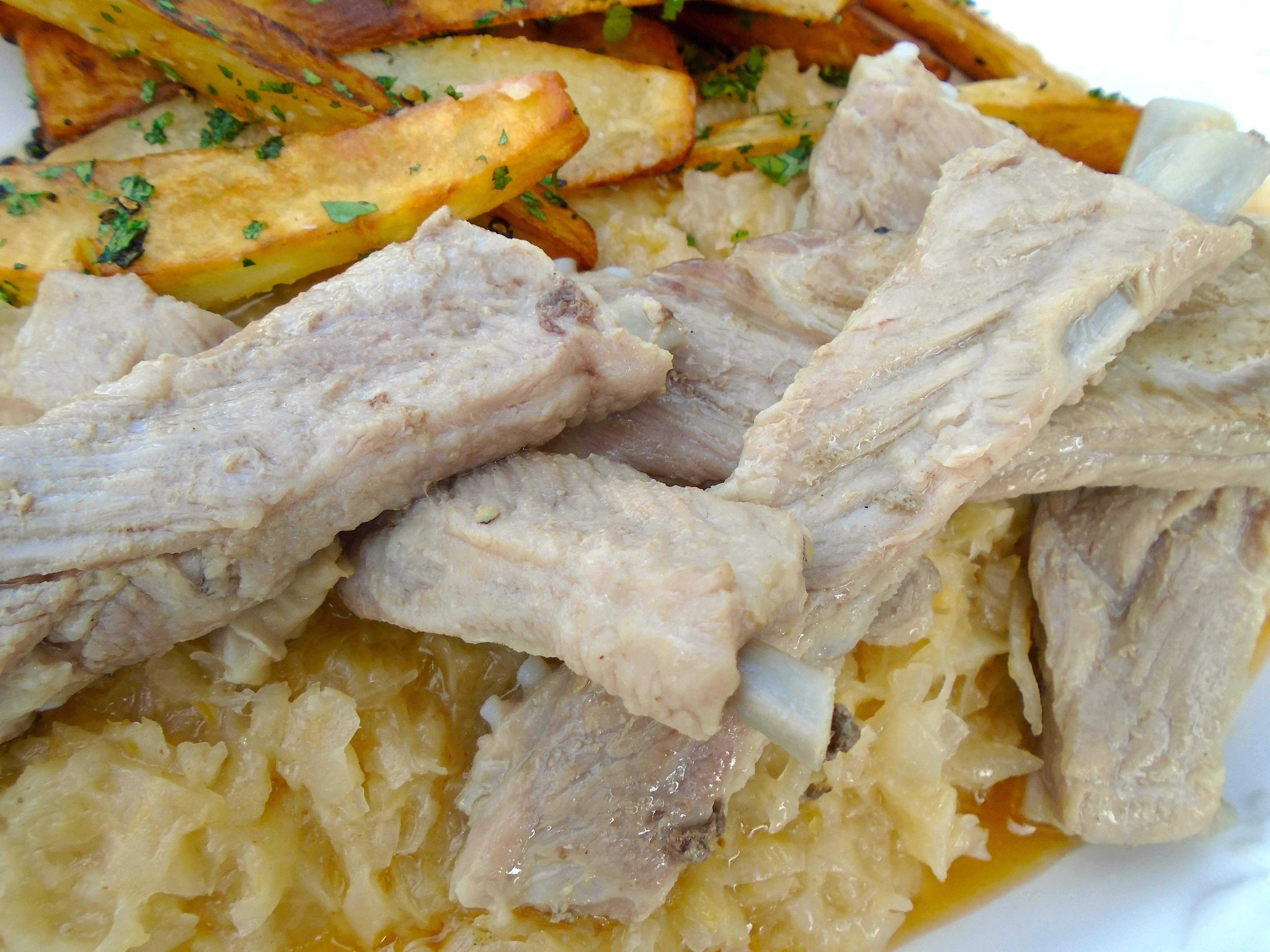 Traditionelle schwäbische Schälrippchen mit Sauerkraut und Bratkartoffeln, ein Hausmannsgericht