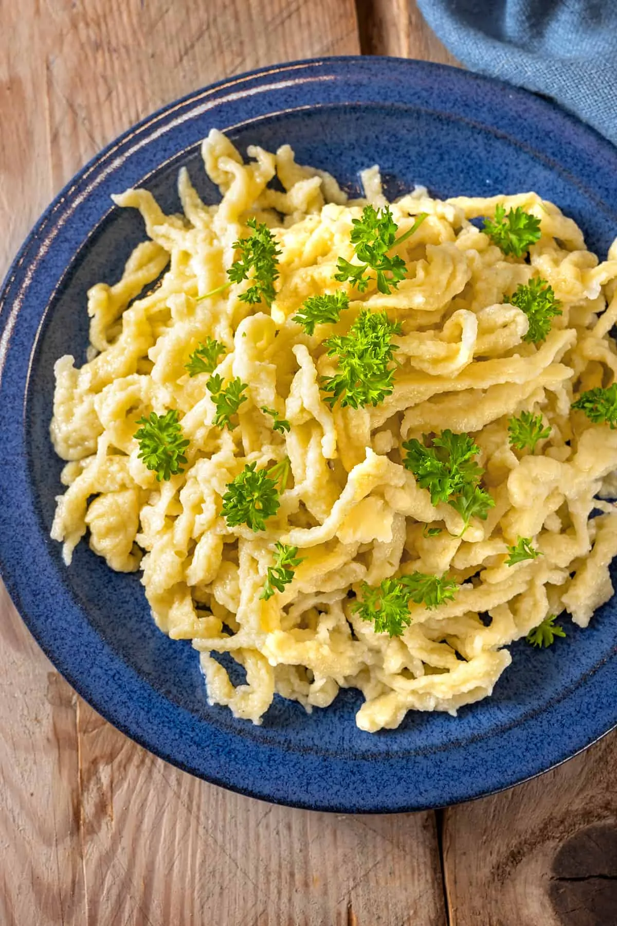Traditionelle schwäbische Spätzle, perfekt goldbraun und fertig zum Genuss
