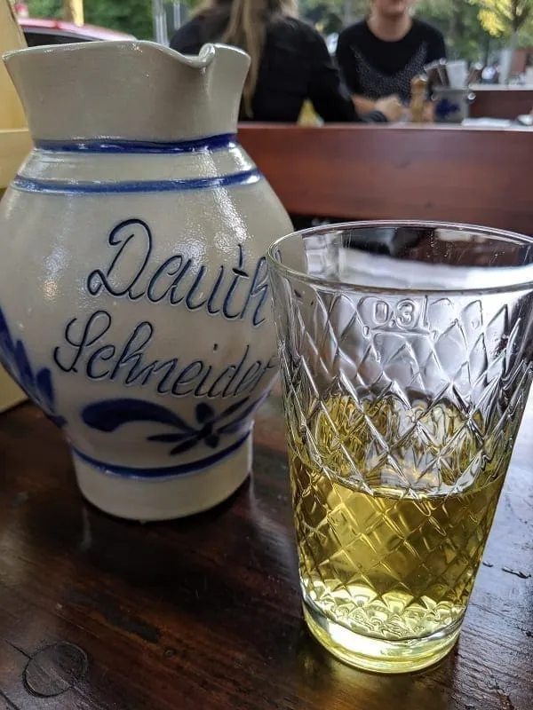 Traditioneller Bembel gefüllt mit Apfelwein in einem Frankfurter Restaurant