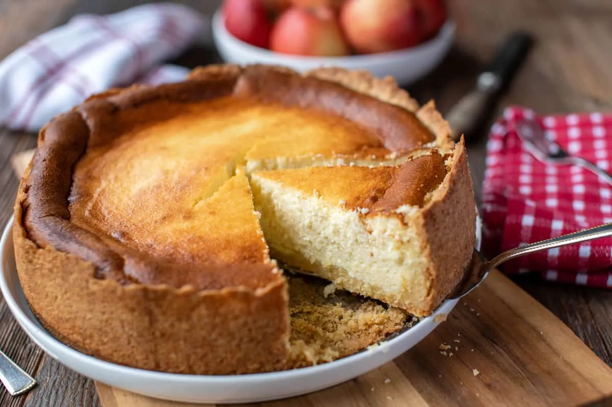 Traditioneller deutscher Käsekuchen mit Quark und Mürbeteigboden
