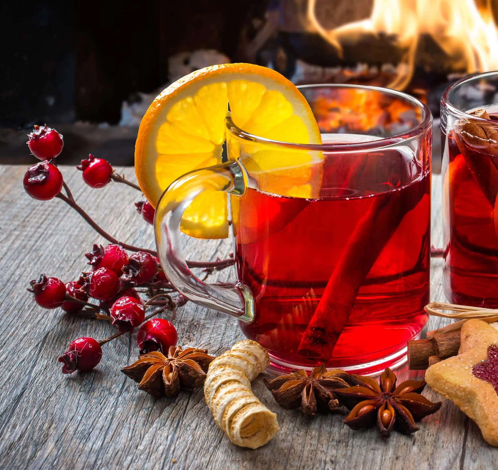 Traditioneller deutscher Kinderpunsch in einer Tasse mit Sternanis und Früchtetee