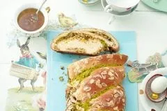 Traditioneller Hefezopf, frisch gebacken und perfekt zum Kaffee