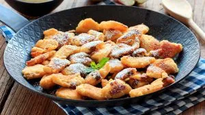 Traditioneller Kaiserschmarrn mit Puderzucker, ein süßes und günstiges Dessert