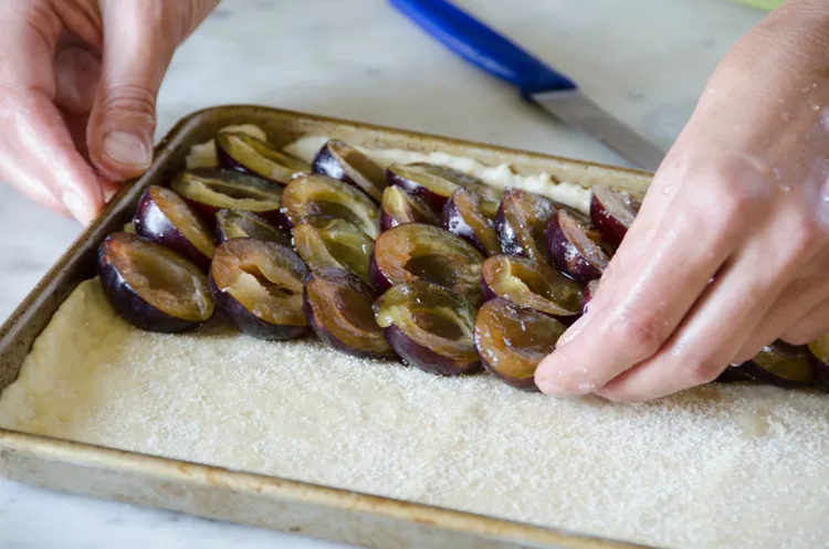 Traditioneller Pflaumenkuchen mit Marzipan-Streuseln