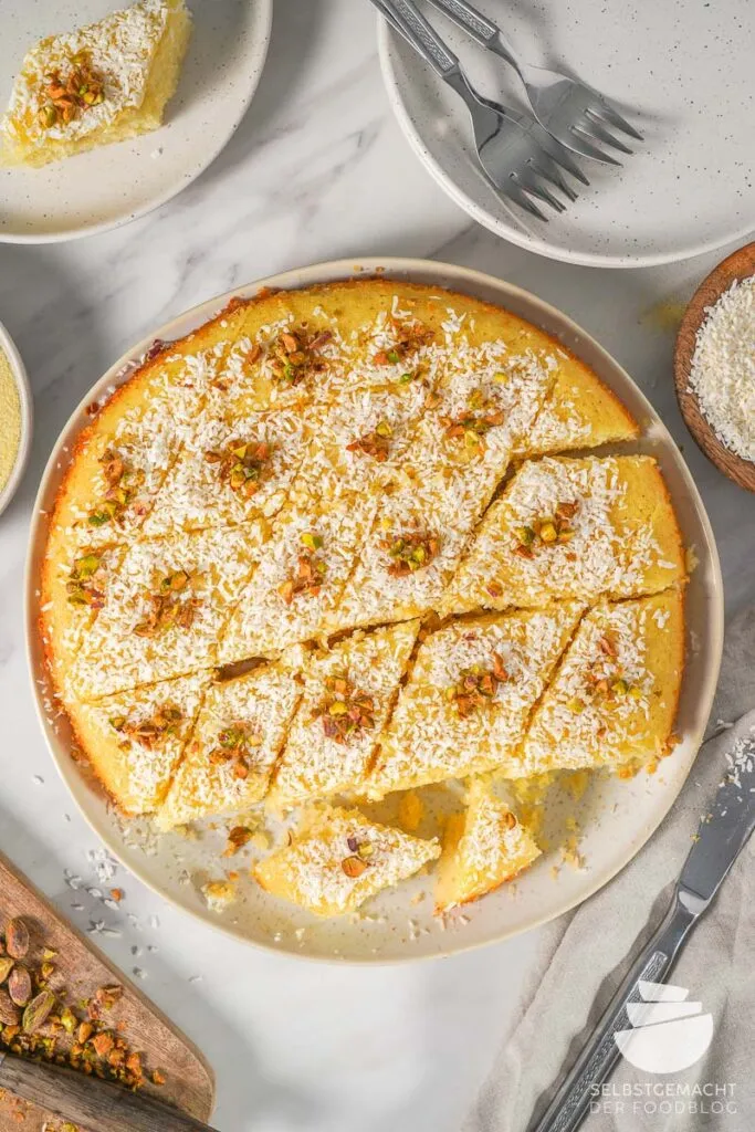 Traditioneller türkischer Grießkuchen Revani, garniert mit Pistazien und Kokosraspeln