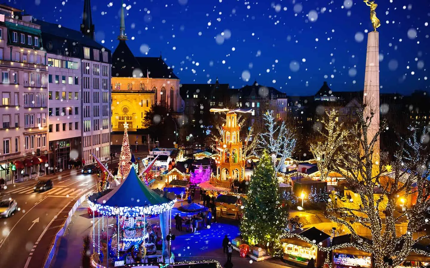 Traditioneller Weihnachtsmarkt in der Altstadt von Luxemburg, UNESCO-Weltkulturerbe, mit festlicher Atmosphäre.