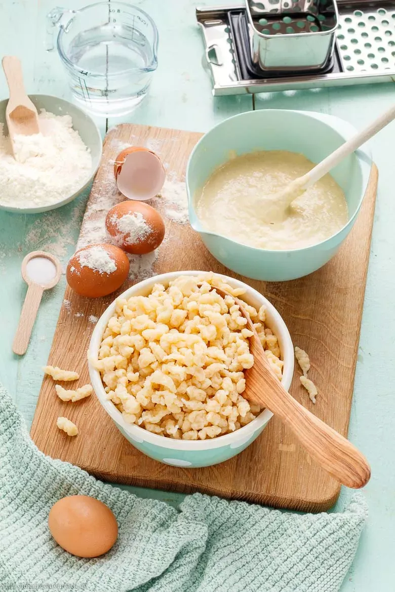 Traditionelles deutsches Essen: Spätzleteig selbstgemacht