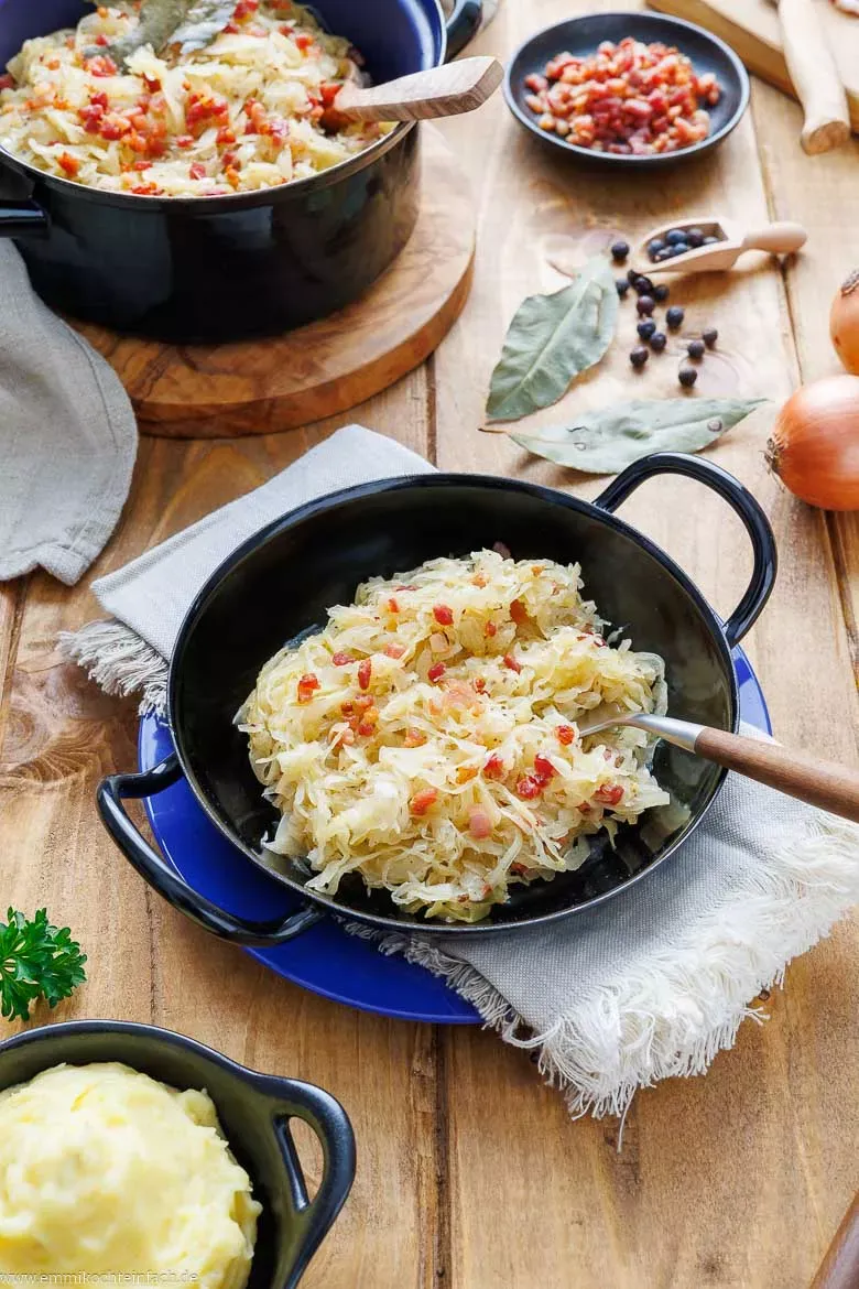 Traditionelles deutsches Sauerkraut mit knusprigem Speck servierfertig angerichtet, perfekt zum Kochen