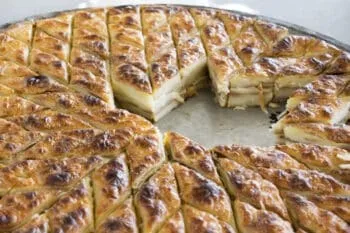 Traditionelles Flija Schichtgebäck mit Sahnefüllung, in typischem Muster gebacken, eine Spezialität des Balkans.