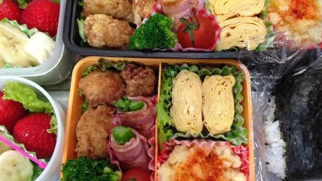 Traditionelles japanisches Tamagoyaki-Omelett in Scheiben