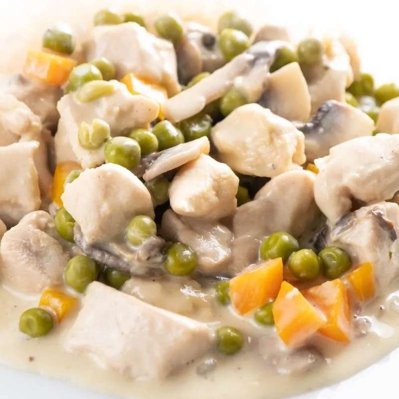 Traditionelles Low Carb Hühnerfrikassee in cremiger Sauce