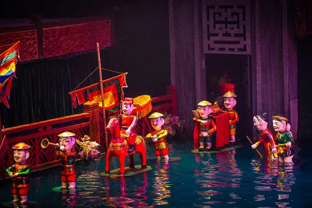 Traditionelles Wasserpuppentheater in Hanoi, eine faszinierende kulturelle Darbietung in Nordvietnam