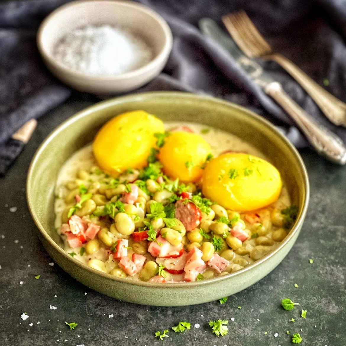 Traditionelles westfälisches Dicke Bohnen Gericht mit Mettwurst und Speck, serviert mit Salzkartoffeln