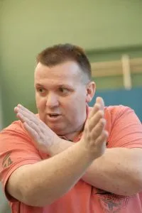 Trainer Thomas Schenkel des Radfahrvereins Diamant Lind überwacht das Fahrrad Turnen in der Sporthalle