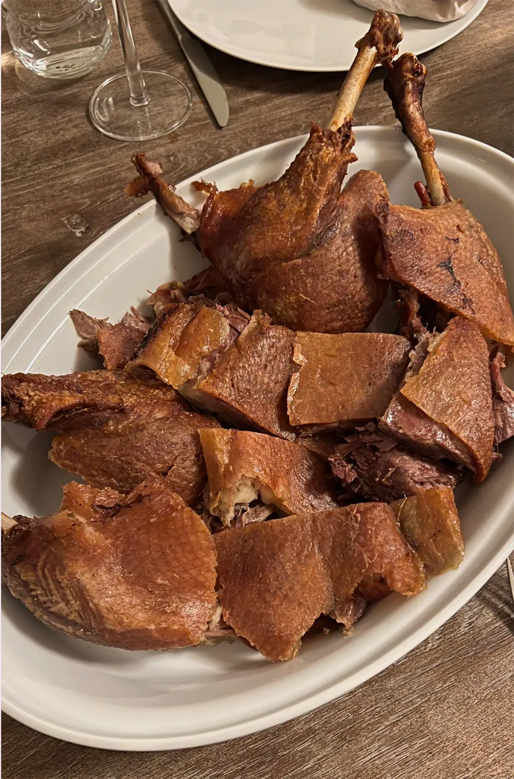 Tranchierte Gans, das Fleisch zart und saftig, auf einer Platte angerichtet